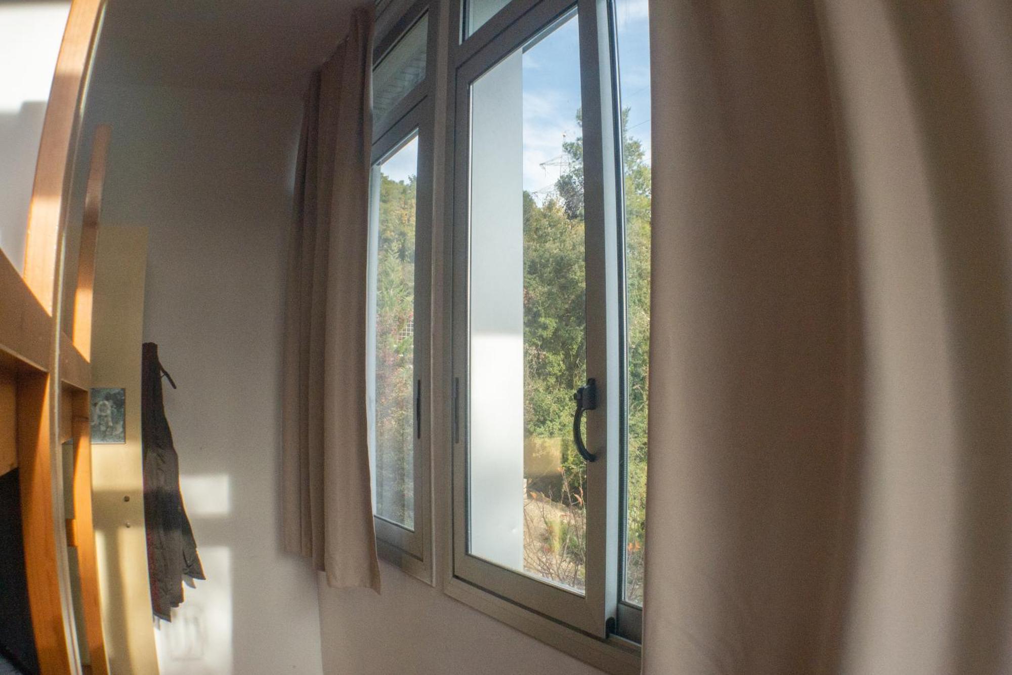 Cama en habitación compartida femenina de 10 camas con baño privado